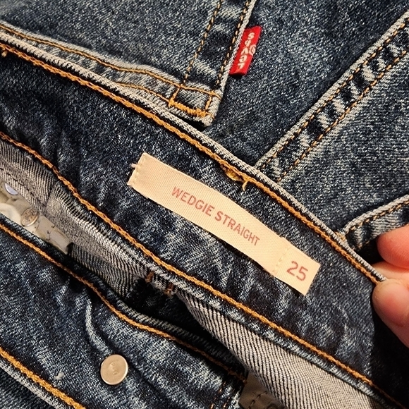 Levi's Wedgie Straight Leg Denim Jeans Distressed Busted Knee Mid Wash Raw Hem - Picture 5 of 12